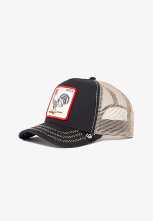 Gorra negra con parte trasera de malla, que presenta un parche de gallo con borde rojo. Visera curvada con costuras decorativas. Correa ajustable en la parte trasera.