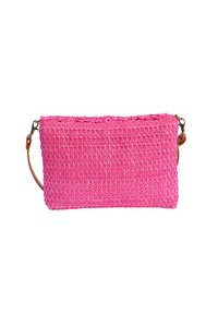 Bolso cruzado tejido en color rosa con un patrón texturizado, que cuenta con una correa marrón y cierre de cremallera. Forma rectangular con un fondo plano.