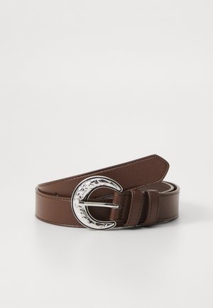 Ceinture en cuir brun avec une boucle en forme de croissant en argent. Elle présente une texture lisse et trois trous réglables pour la taille.
