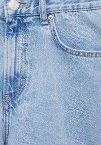 Vaaleansininen denim, jossa on hienovaraisia haalistumia, varustettuna ommellulla taskulla ja metallisella napilla. Teksturoitu kangas klassisella viiden taskun muotoilulla.