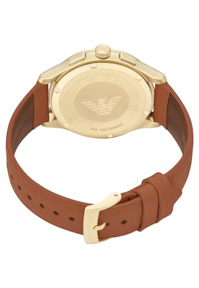 Braunes Lederarmbanduhr mit einem Gehäuse aus goldfarbenem Edelstahl, strukturiertem Rückenteil und graviertem Logo. Verfügt über einen klassischen Schnallenverschluss.