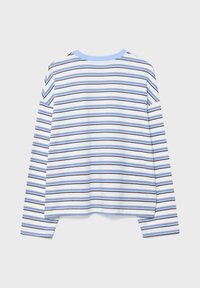 Majica z dolgimi rokavi z modrimi, belimi in črnimi vodoravnimi črtami, svetlo modrim ovratnikom, prikazana položena na svetlo sivi podlagi.