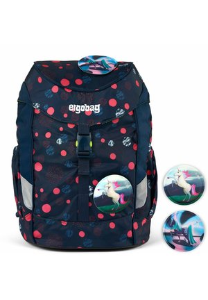 Marineblaues Rucksack mit roten und blauen Punktmustern, Klappenverschluss, verstellbaren Trägern und drei abnehmbaren runden Abzeichen mit Einhornmotiven.