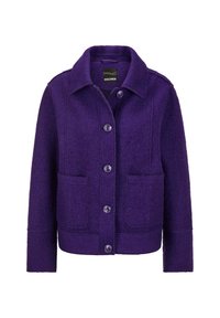 Giacca di lana viola con collo a revers, chiusura a bottoni, due grandi tasche a pattina e un design leggermente corto. La texture è liscia e morbida.