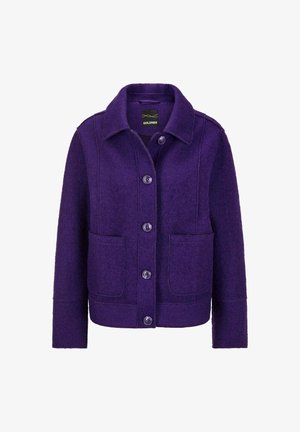 Lila Wolljacke mit einem Kragen, Knopfleiste, zwei großen Klappentaschen und einem leicht verkürzten Design. Die Textur ist glatt und weich.