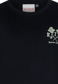 Maglietta in cotone nera con grafica di due rose e ossa incrociate in verde chiaro. Collo rotondo e etichetta visibile al colletto.