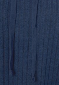Felpa blu navy con texture a coste, dotata di due coulisse e caratterizzata da un motivo a righe verticali costante su tutta la superficie.