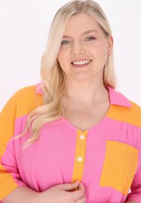 Košile s krátkým rukávem s designem v růžové a oranžové barvě, texturovaná tkanina, zapínání na knoflíky a malá přední kapsa.