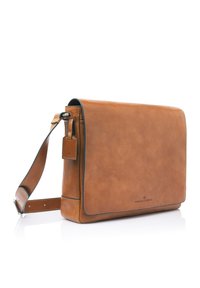 Borsa a messenger in pelle marrone con chiusura a pattina, tracolla regolabile e cuciture a contrasto; include un piccolo etichetta attaccata alla tracolla.