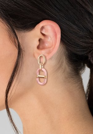 Guldfarvede metal øreringe med et link-design i rosa harpiks. Inkluderer en oval og en geometrisk sektion med en glat overflade.