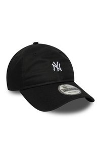 Sort baseball cap med hvid broderet logo. Har en buet skygge, justerbar rem og en stofkonstruktion med en glat overflade.