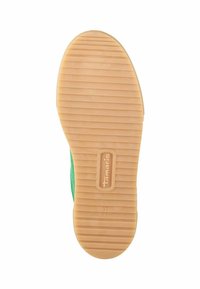 Grön mockaskosåle med texturerade spår; tan gummimaterial med varumärkeslogotyp och storleksdetalj präglad. Rund form med lätt flex.