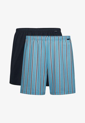 Twee paar boxershorts: één effen marineblauw en één met verticale blauw-witte strepen, geaccentueerd met rode en oranje lijnen. Zachte, rekbare stof.