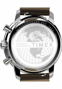 Montre en acier inoxydable argenté avec un cadran rond, un bracelet marron, un graphique de globe sur le cadran, et trois boutons de chronographe sur le côté.