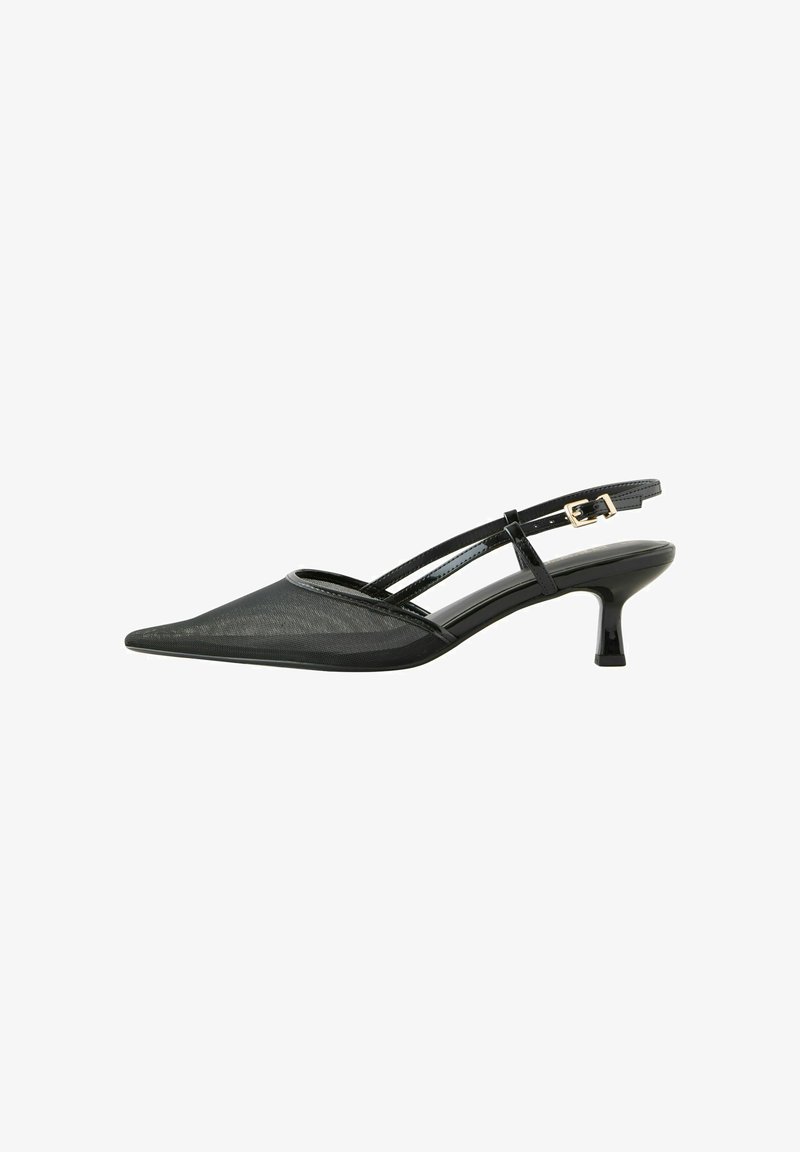 Le décolleté neri con cinturino a slingback presentano una punta affusolata e sottili tracolle, realizzati in un materiale a rete trasparente con una finitura lucida in vernice.