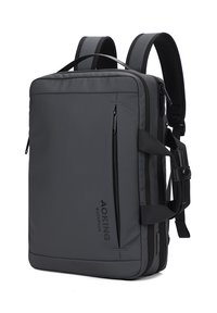 Sac à dos gris de forme rectangulaire, fabriqué en tissu durable, doté de bretelles rembourrées et de plusieurs zips pour le rangement.