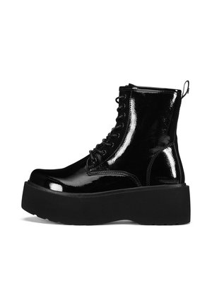 Czarne botki z lakierowanej skóry z grubą podeszwą na platformie, sznurowanym przodem i pętelką z tyłu przy pięcie. Gładka, błyszcząca tekstura.