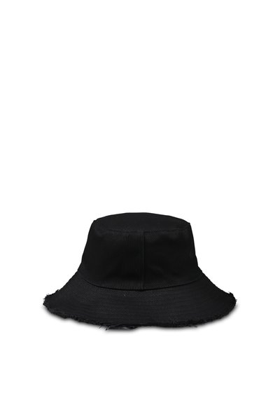 Cappello a secchiello nero realizzato in tessuto testurizzato, con una larga visiera sfilacciata e un pannello superiore strutturato.