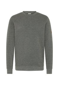 Grå hettegenser med rund hals, lange ermer, ribbestrikkede mansjetter og nederkant, samt en liten brun etikett på venstre erme.