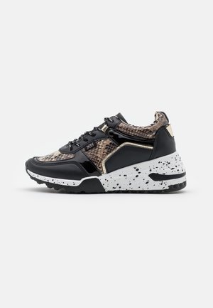 Trainers - black