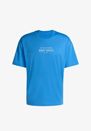Blaues Baumwoll-T-Shirt mit kurzen Ärmeln, das "ADIDAS TRAINING" und "est. 1949" in Weiß bedruckt hat. Angenehme Textur und lockere Passform.