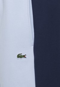 Lacoste ELEVATED COLORBLOCK  - Teplákové kalhoty - phoenix blue/navy blue/flour