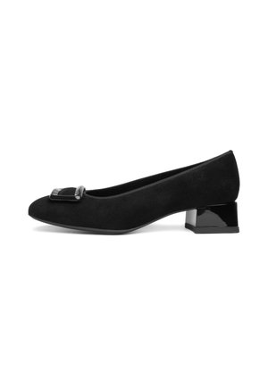 Schwarzer Wildleder-Schuh mit niedrigem Absatz, quadratischer glänzender Schnalle an der Spitze und Blockabsatz vor weißem Hintergrund.