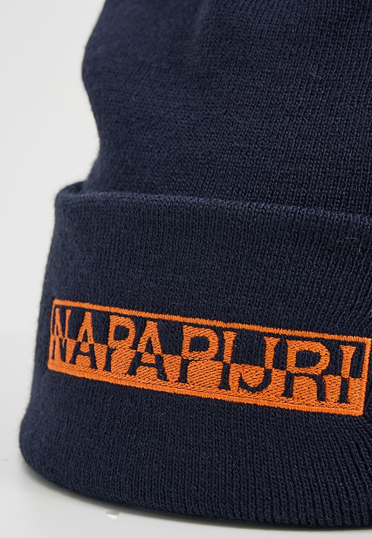 Marineblauer Strickmütze mit einem orangefarbenen gestickten Logo. Der Stoff ist weich, hat eine strukturierte Oberfläche und einen umgeschlagenen Saum für eine enganliegende Passform.