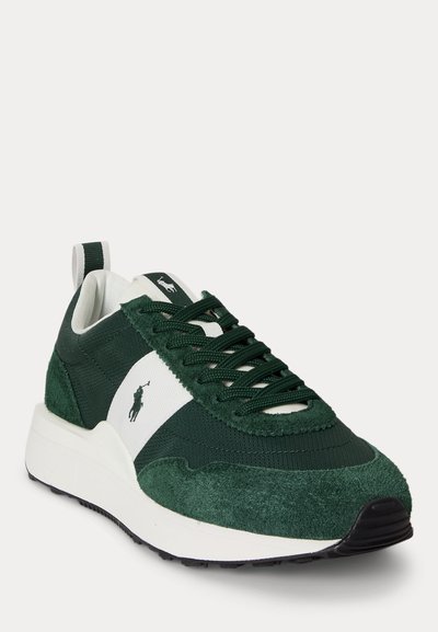 Σκούρο πράσινο και λευκό αθλητικό παπούτσι με σουέντ λεπτομέρειες, κορδόνια και λογότυπο παίκτη πόλο στο πλάι και στη γλώσσα, με λευκή σόλα.