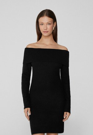 Schwarzes, schulterfreies Strickkleid mit langen Ärmeln, gerippter Textur, figurbetonter Silhouette und mittellanger Länge bis zur Oberschenkelmitte.