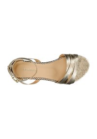 Gouden metallic hoge sandaal met een gestructureerd slangenprint, voorzien van twee kruisende banden en een verstelbare enkelgesp. Glad binnenzool.