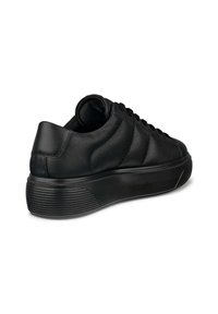 Baskets en cuir noir avec une forme arrondie, une semelle en caoutchouc texturé et des lacets plats. Équipées d'un col rembourré pour un confort supplémentaire.