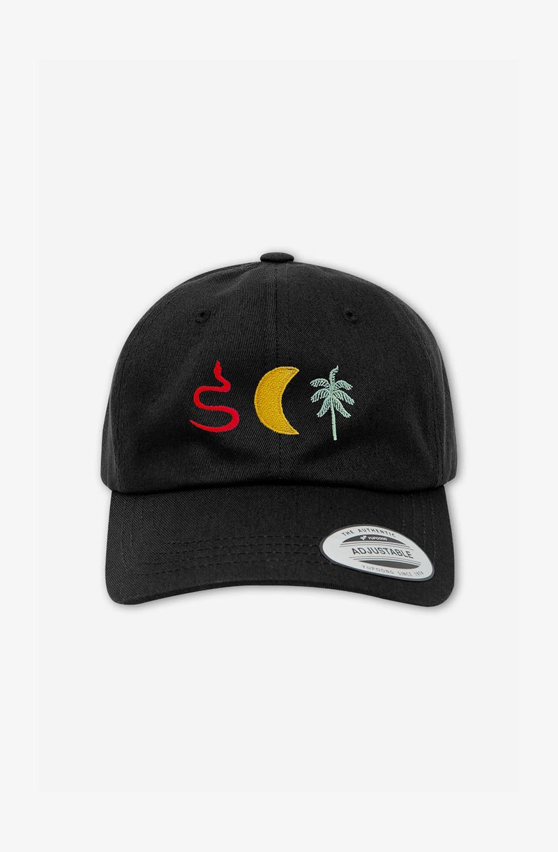 Chapéu de basebol em algodão preto com design bordado multicolorido: cobra vermelha, lua crescente amarela e palmeira verde. Correia ajustável.
