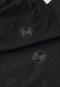 Set di gaiter e cappello Buff neri, con una texture liscia e il logo Buff discreto in grigio chiaro. Design semplice e funzionale, senza decorazioni.