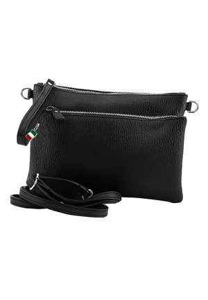 Zwarte textuurlederen crossbodytas met twee met rits afsluitbare vakken en een afneembare band met een kleine Italiaanse vlag hanger.