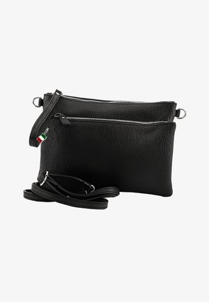Zwarte textuurlederen crossbodytas met twee met rits afsluitbare vakken en een afneembare band met een kleine Italiaanse vlag hanger.