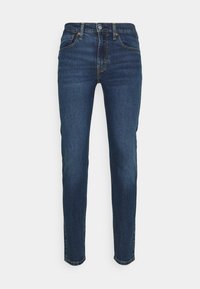 Vaqueros de mezclilla azul oscuro con diseño de pierna recta, sutiles desvanecidos, bolsillos delanteros y un cierre clásico de botón y cremallera en la cintura.