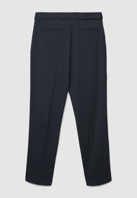 Pantaloni blu navy con davanti piatto, due tasche posteriori e cuciture a piega. Realizzati in tessuto liscio con una vestibilità su misura e gamba dritta.