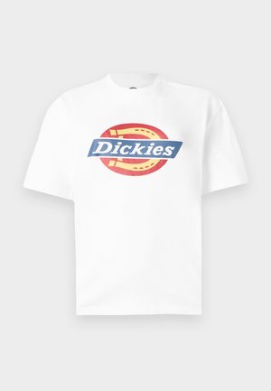 Hvit t-skjorte med korte ermer, med en rød og gul hestesko-logo og teksten "Dickies" i blått over brystet.