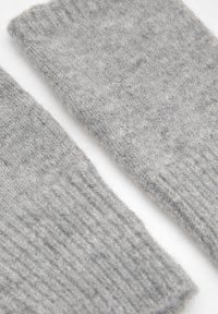 Szürke gyapjú karmelegítők, amelyek puha tapintásúak, bordázott mintázatúak és finom fényük van. Illeszkedő kialakításúak, díszítés nélkül.