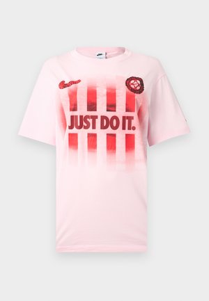 Pink bomulds-T-shirt med et gradientdesign med lodrette røde striber, teksten "JUST DO IT." og Nike-logo nær skulderen.