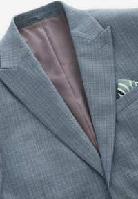 Blazer in Blau mit Textur, mit Reverskragen, helllila Futter und gemustertem Taschentuch. Mit dezenten Nadelstreifen und taillierter Passform.