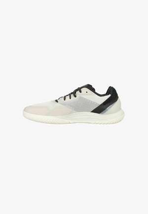 Sportlicher Schuh mit einem weißen Mesh-Obermaterial, schwarzen Akzenten und einer gepolsterten weißen Sohle. Verfügt über ein minimalistisches Design mit einer strukturierten Oberfläche.