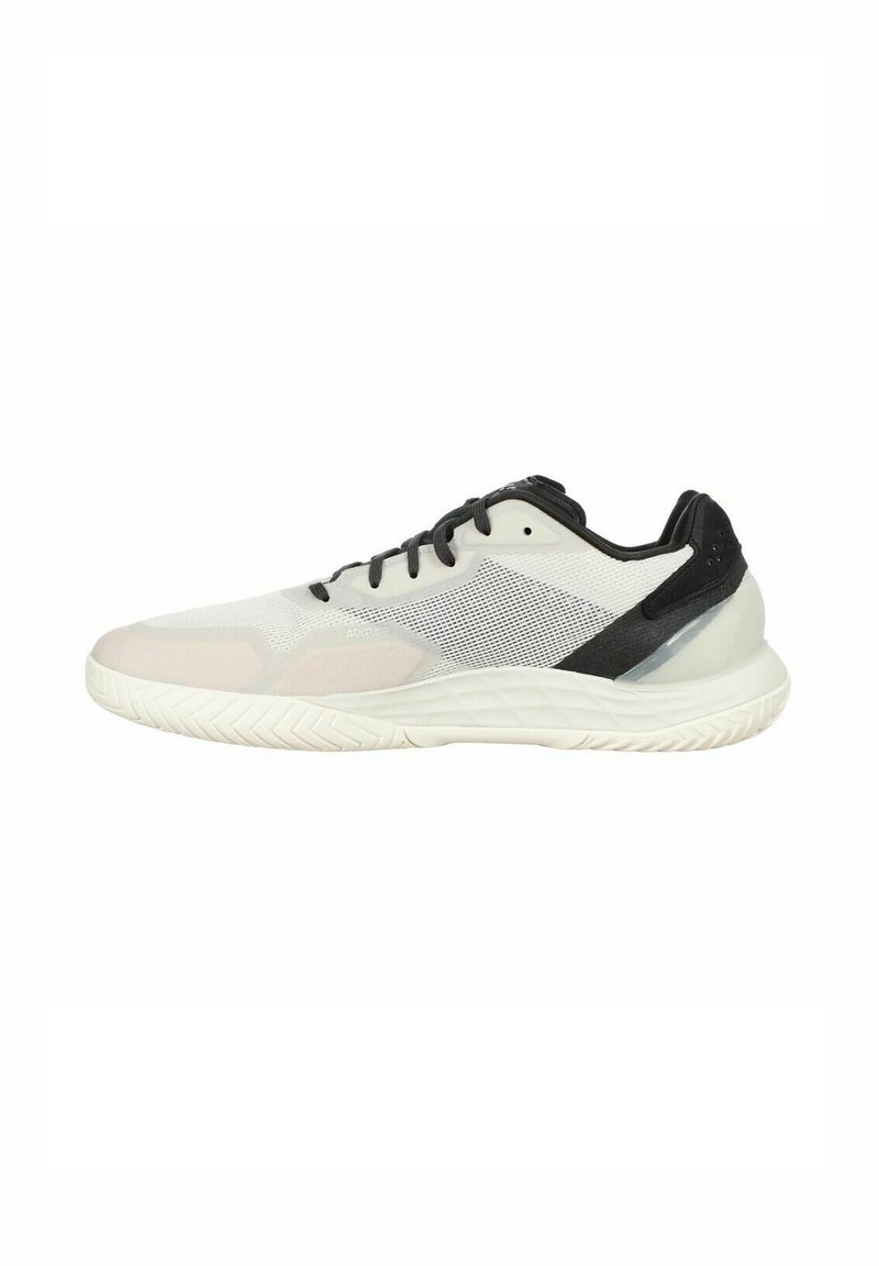 Scarpa sportiva con parte superiore in mesh bianco, dettagli neri e suola bianca ammortizzata. Presenta un design minimalista con una finitura testurizzata.
