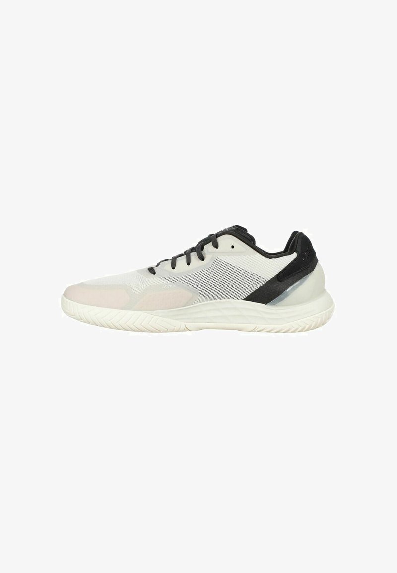 Scarpa sportiva con parte superiore in mesh bianco, dettagli neri e suola bianca ammortizzata. Presenta un design minimalista con una finitura testurizzata.