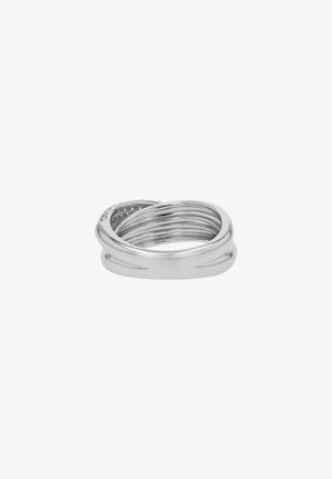Zilveren verwoven ring met een gladde, gepolijste afwerking. Bevat een gestructureerde onderzijde en subtiele details op de buitenste band.