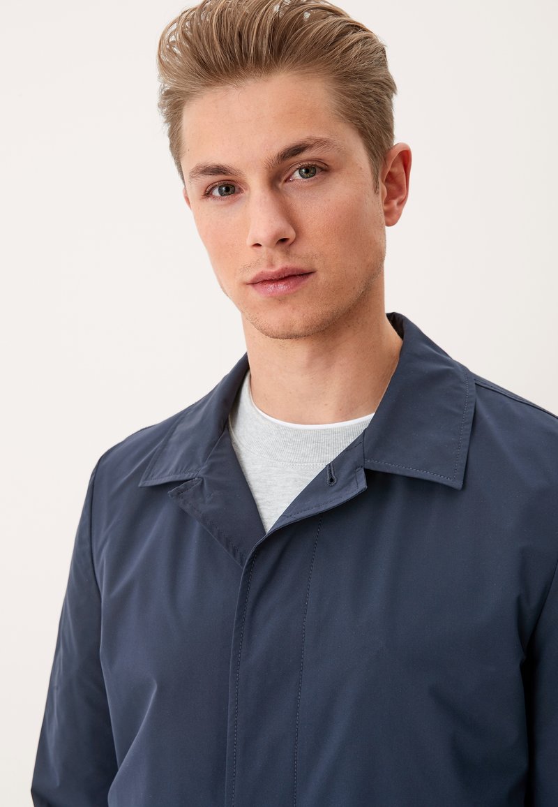 Herren Trenchcoats | s.Oliver LEICHTER MIT KOMFORTSTRETCH Kurzmantel dark blue/dunkelblau - XI06772 Herren Trenchcoats | s.Oliver LEICHTER MIT KOMFORTSTRETCH Kurzmantel dark blue/dunkelblau - XI06772