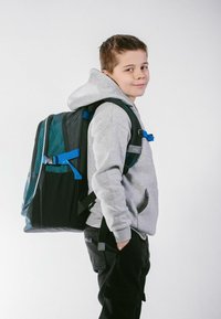 Czarny plecak z niebieskimi akcentami, z siatkowym plecakiem, wyściełanymi ramiączkami, bocznymi kieszeniami oraz fakturowanym wzorem na powierzchni.