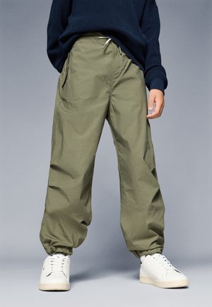 PARACHUTE PANT - Nohavice - battle green