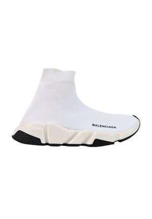 Biała sportowa Balenciaga w stylu skarpetki z wysoką elastyczną cholewką, grubą teksturowaną podeszwą i czarnym logo Balenciaga po boku.